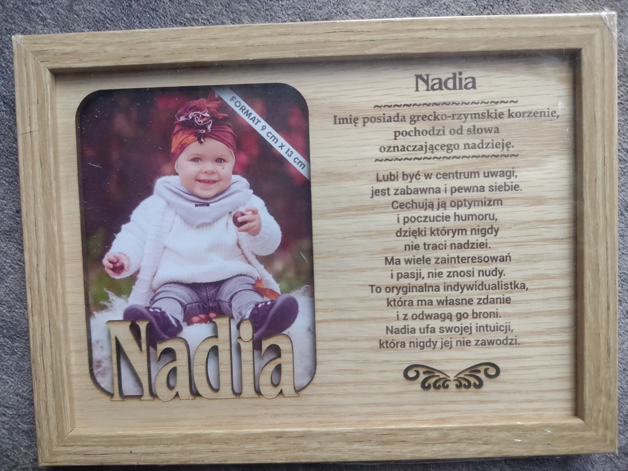 nowa ramka w rozmiarze 19,5x14,5cm na zdjęcie 9x13cm z imieniem Nadia