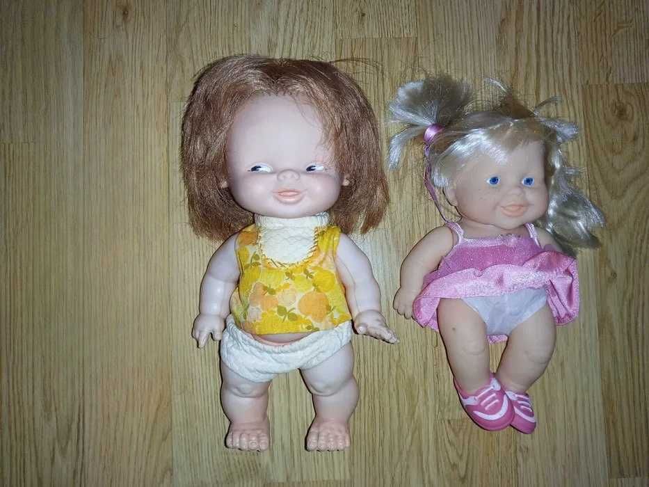 2 bonecas diferentes