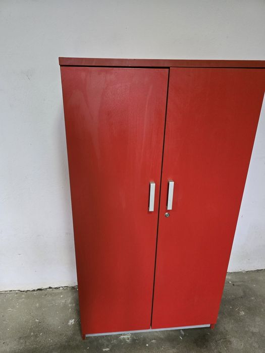 Czerwona szafa garażowa