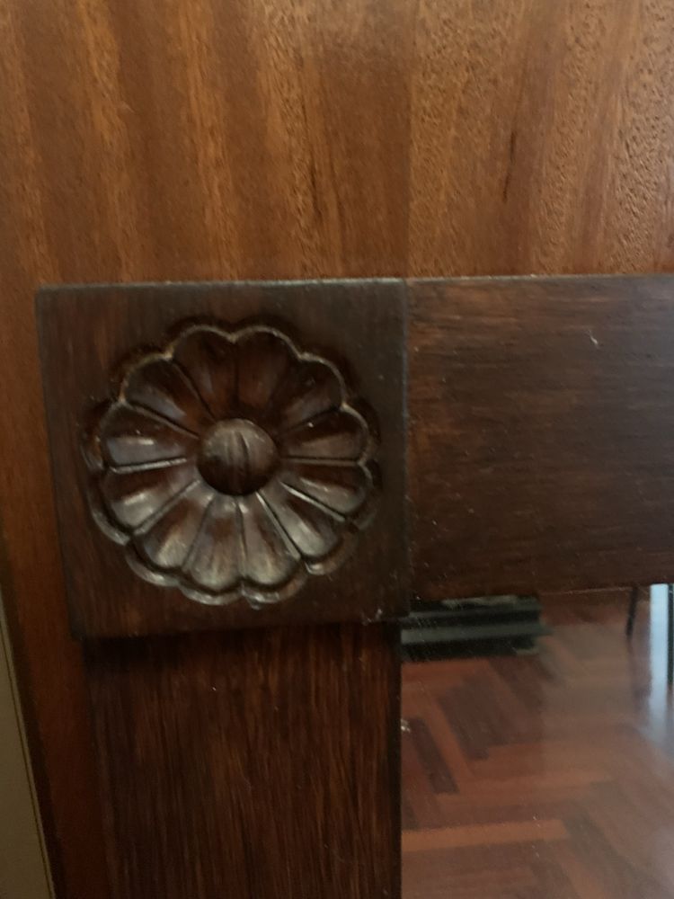 Espelho com moldura em madeira
