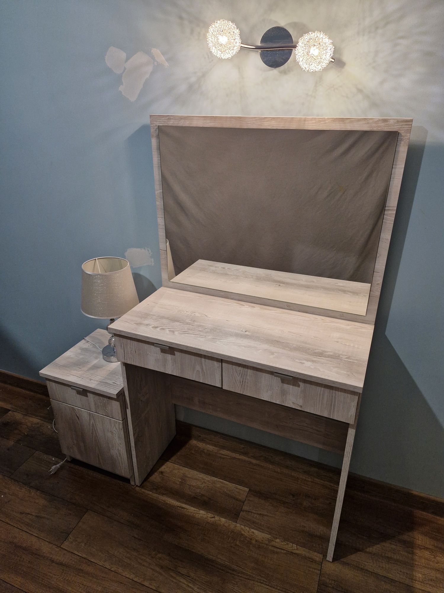 Toaletka + stolik nocny Gratis lampka