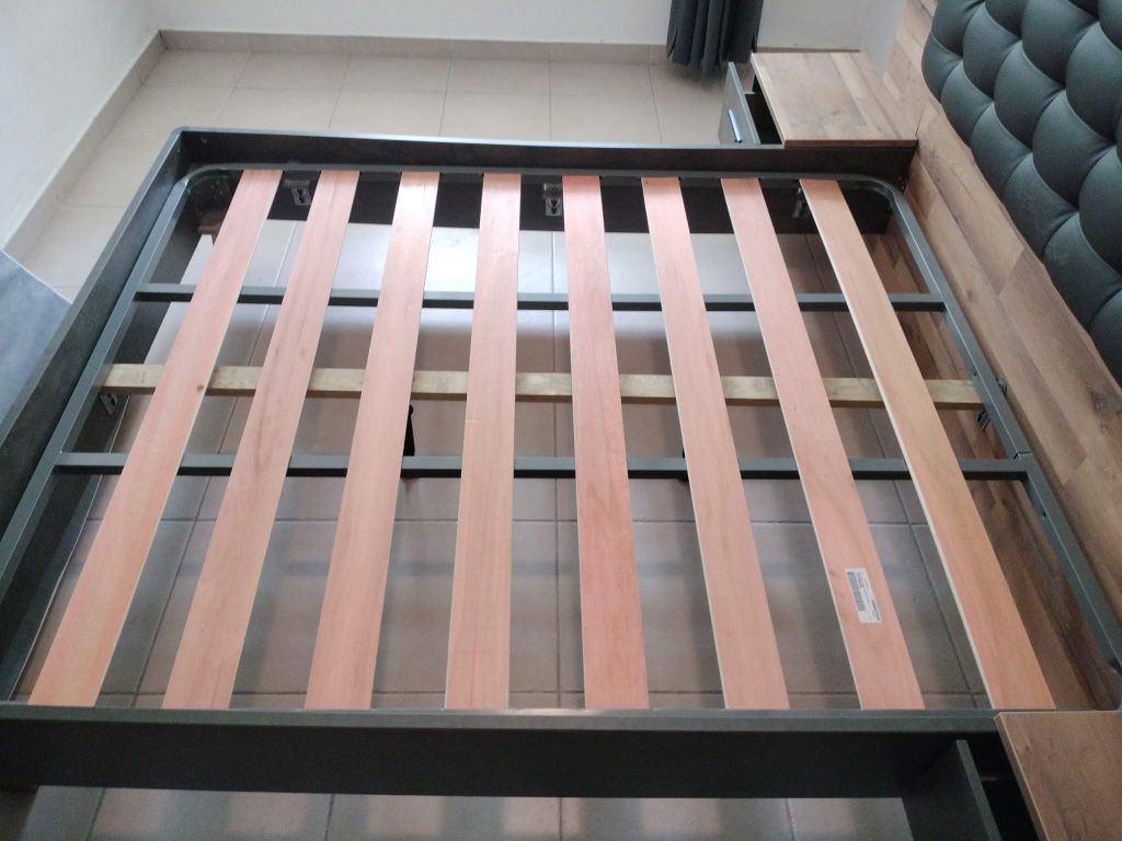 Cama de Casal com Estrado e Cabeceira Estofada