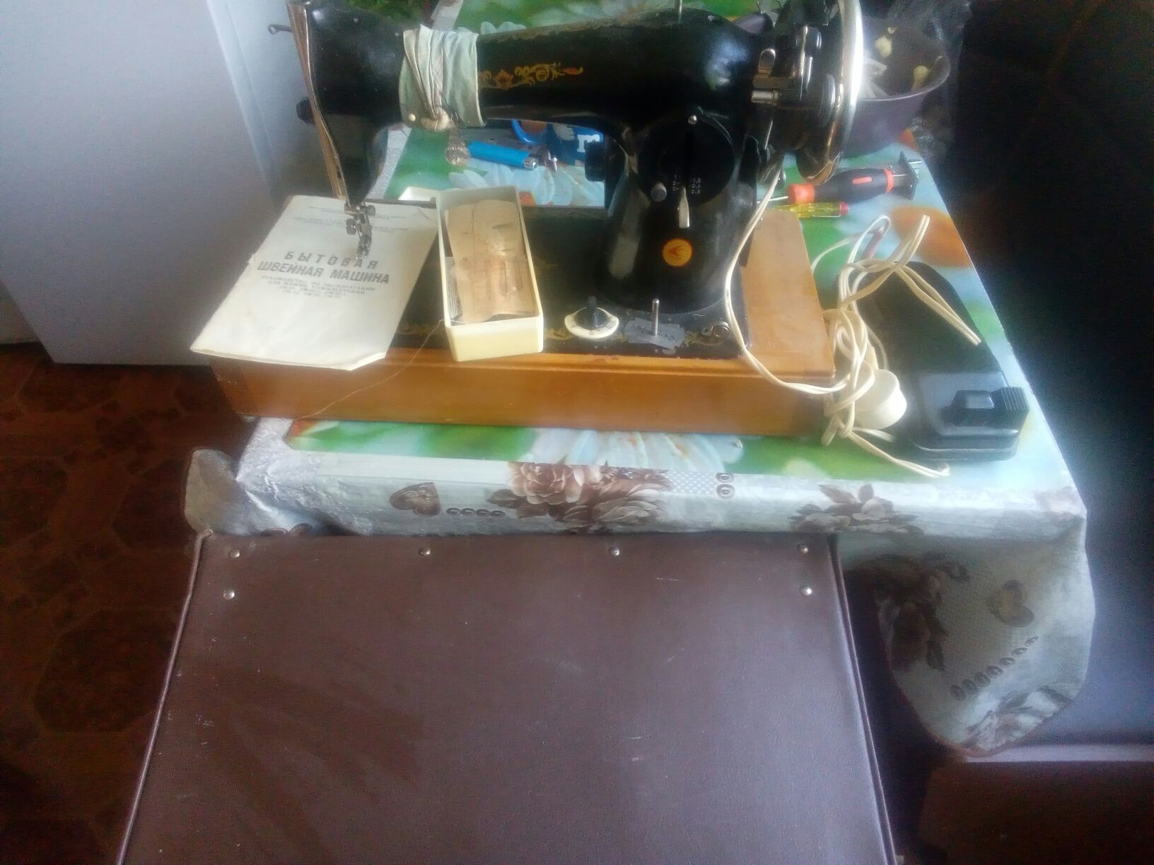 Электрическая бытовая швейная машинка
