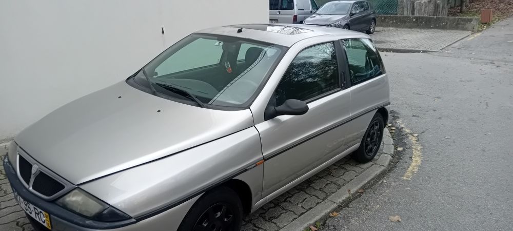 Vendo Lancia y 2001