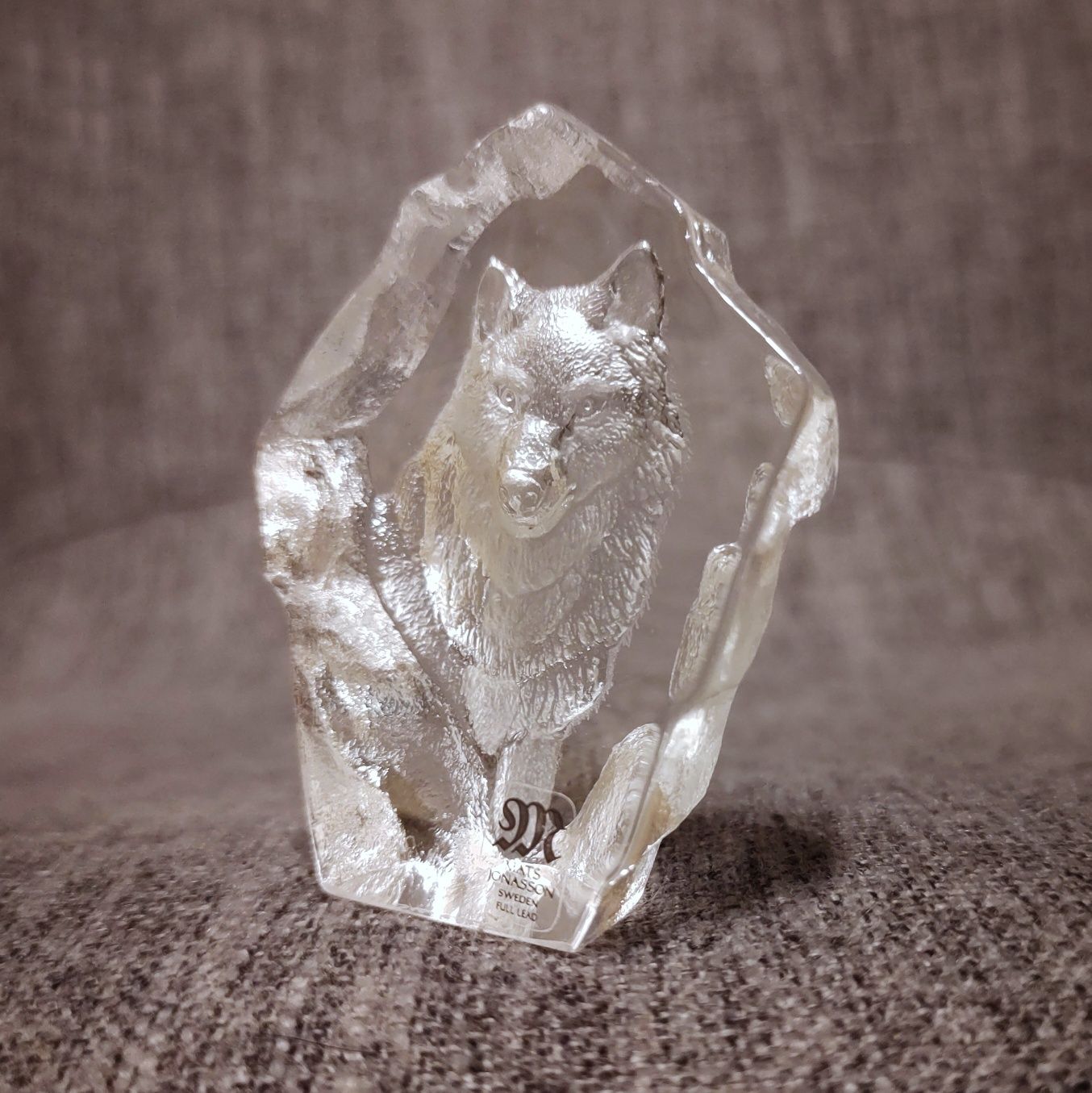 Dekoracyjny kryształ / przycisk do papieru zdobiony wizerunkiem wilka