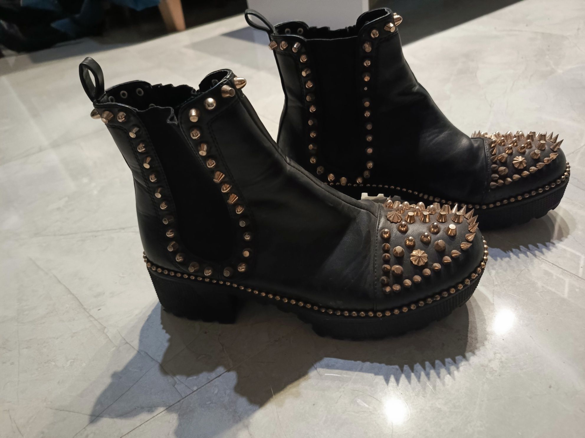 Buty emo goth alternative metal czarne z ćwiekami złotymi obcas traper