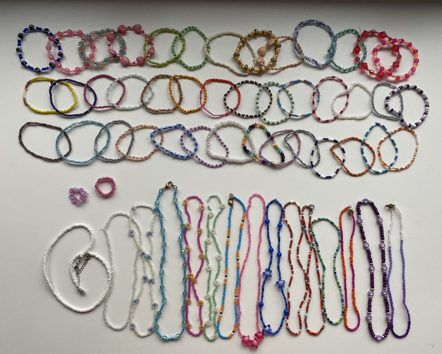 Zestaw bransoletek i naszyjnikow z koralików