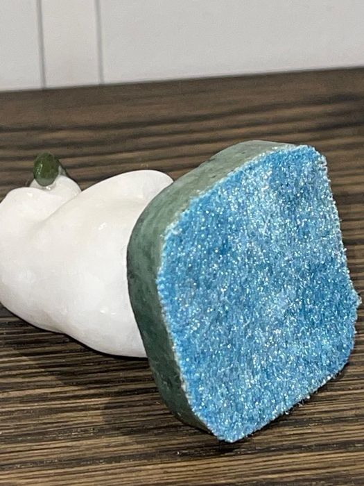 Мраморный медведь с нефритовыми элементами