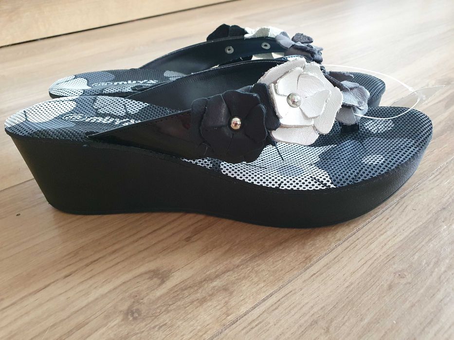 Nowe Klapki japonki na koturnie, roz. 38