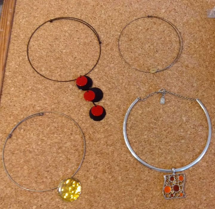 Conjunto de bijuteria - aneis, brincos, colares, bracelete