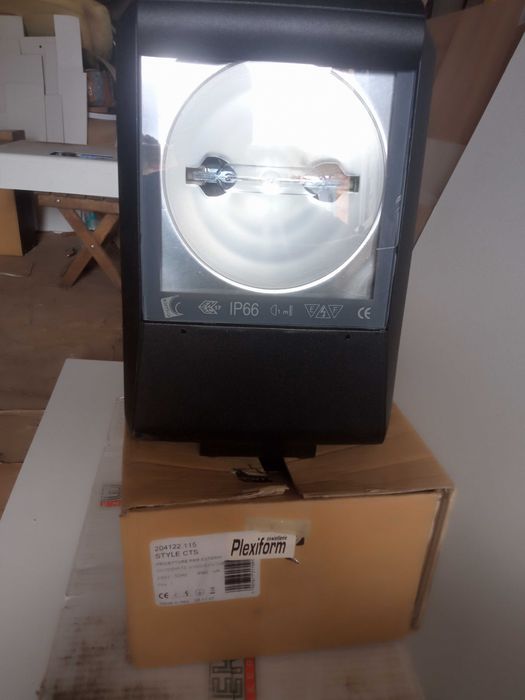 . Прожектор металогалогений Італія