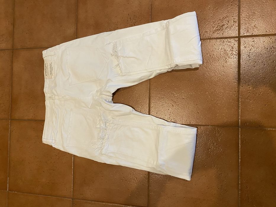 Calça Jeans Branca da Bershka Destroyed com Barra Desfiada