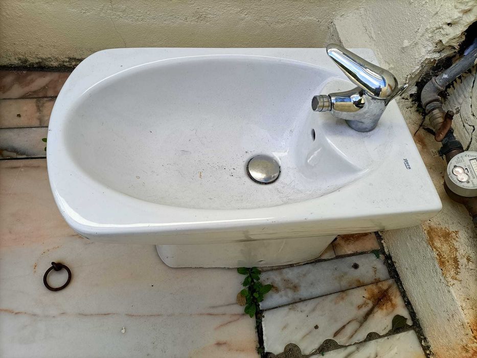 Conjunto Roca: Bidé + Torneira – Elegância e Qualidade num Só Pack!