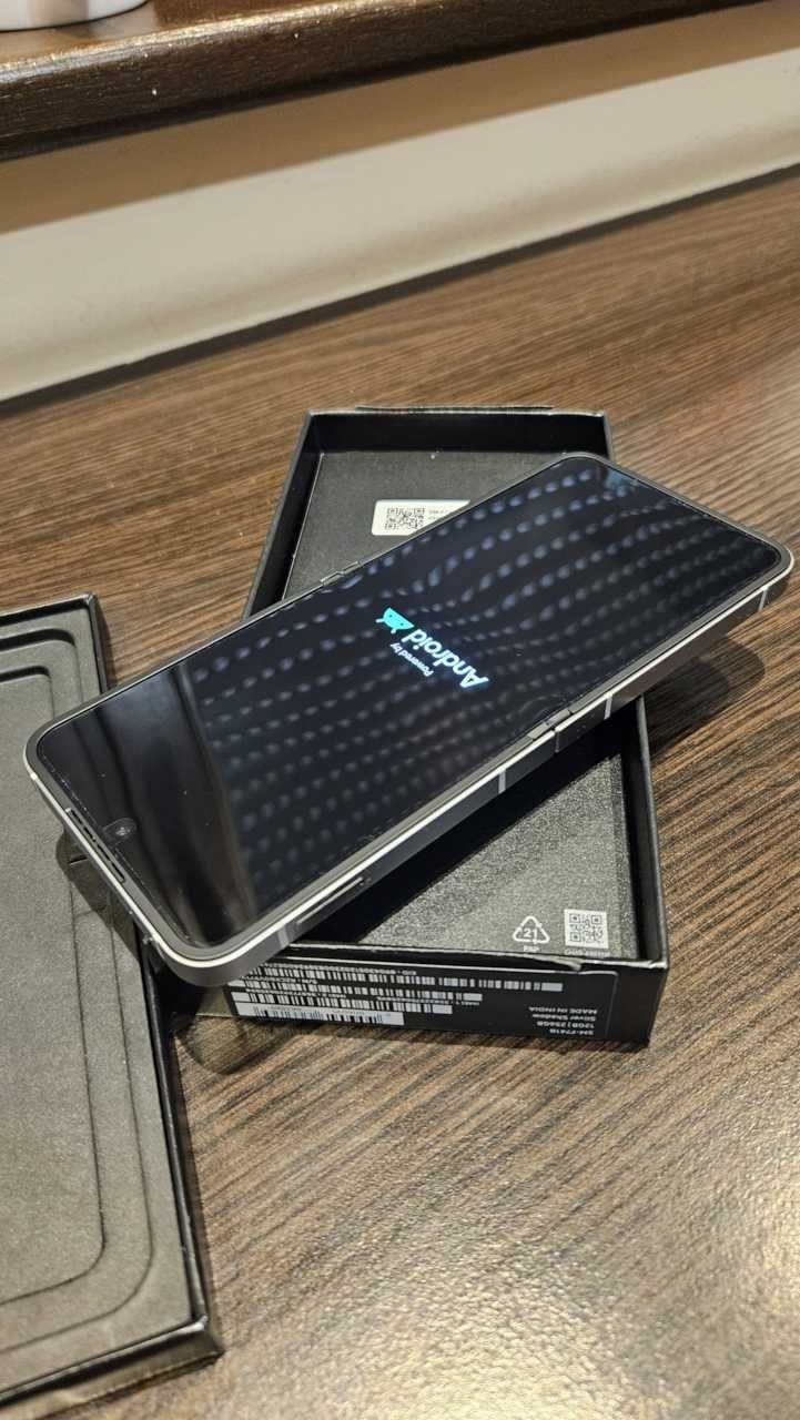 Samsung ZFlip6 jak nowy, srebrny, 256GB, gwarancja, FV23