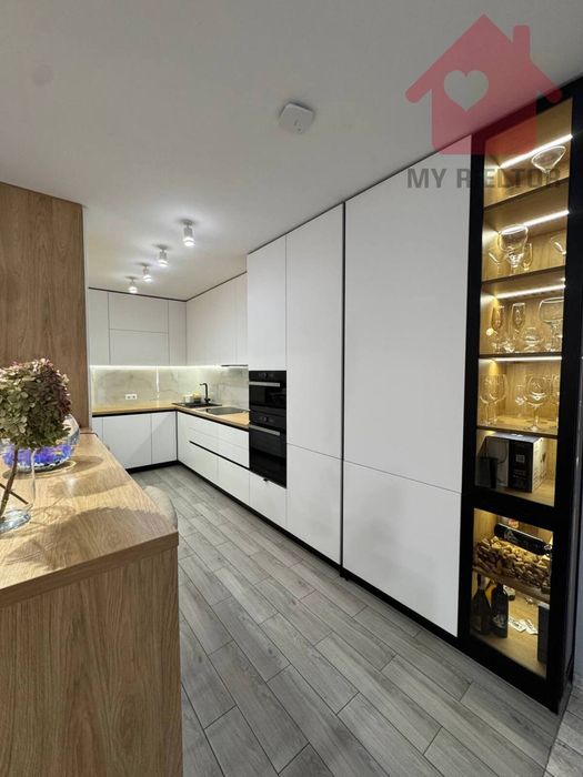 Сучасний будинок з сонячними панелями та гаражем у новому районі.