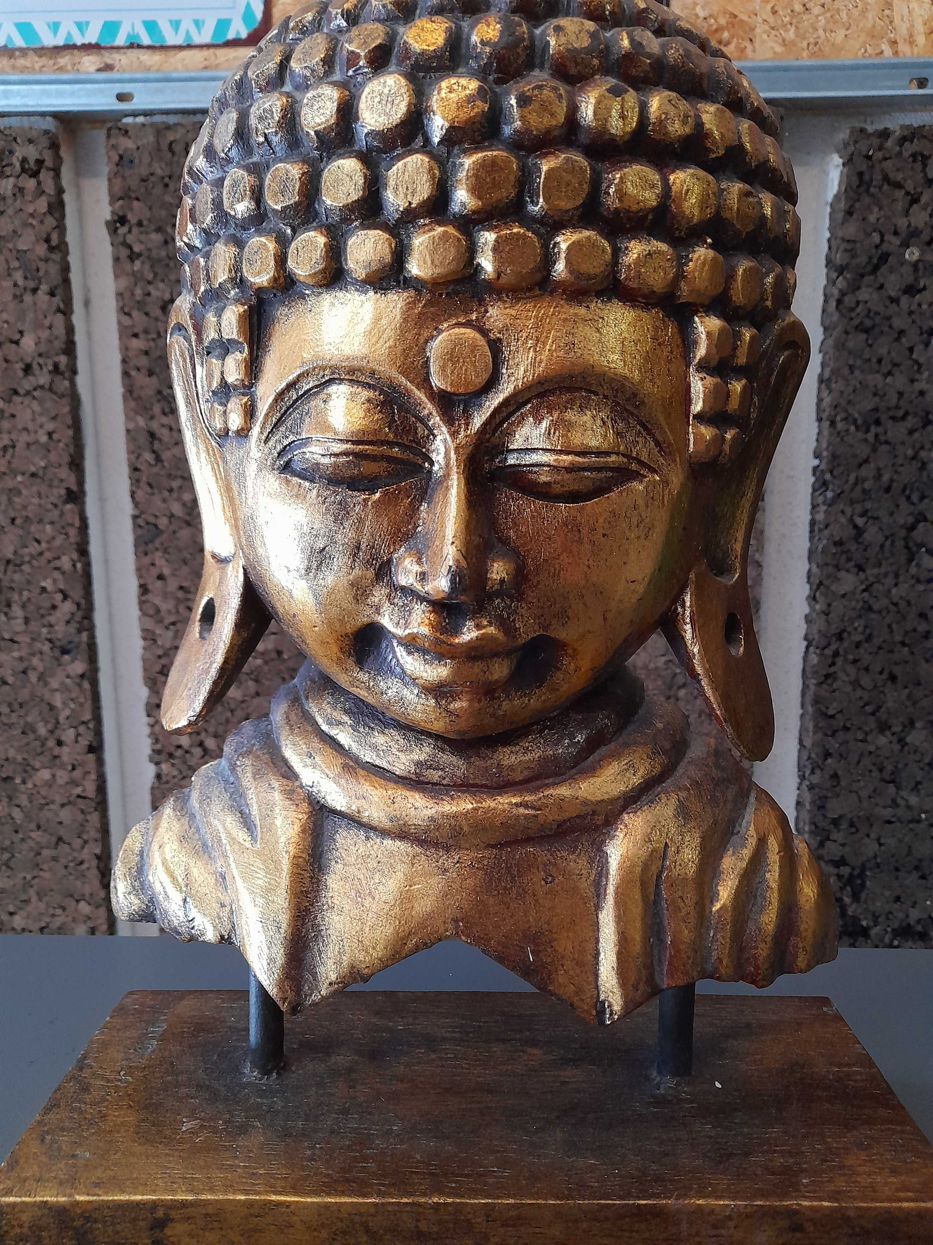 Busto de BUDA em madeira ,dourado e com relevo. Usado em bom estado.