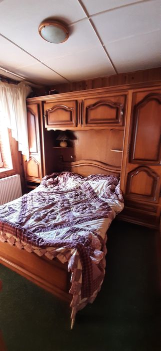 Ліжко і шафа для одягу