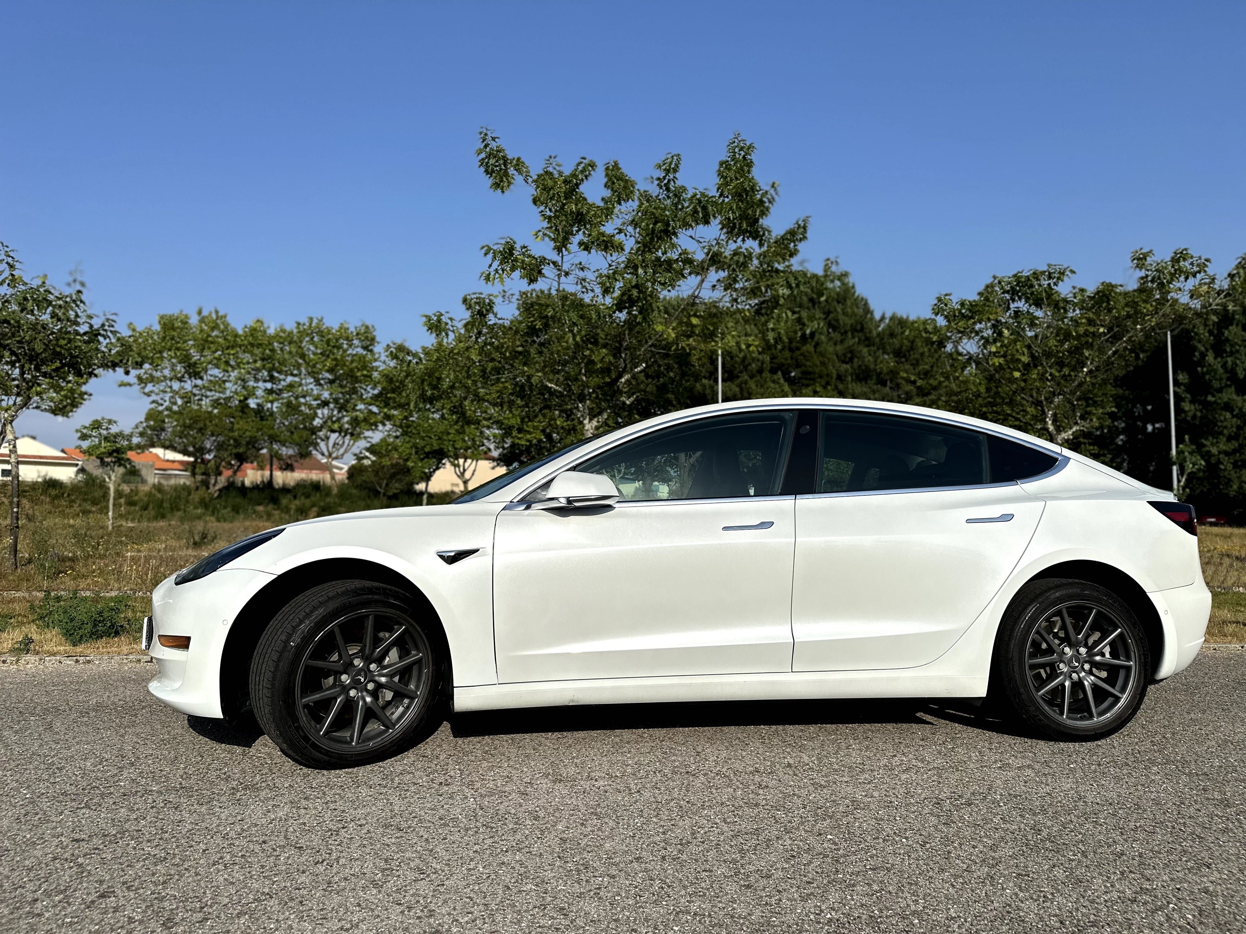 Tesla Model 3  65kW  RWD.  Customizado, digno de destaque!