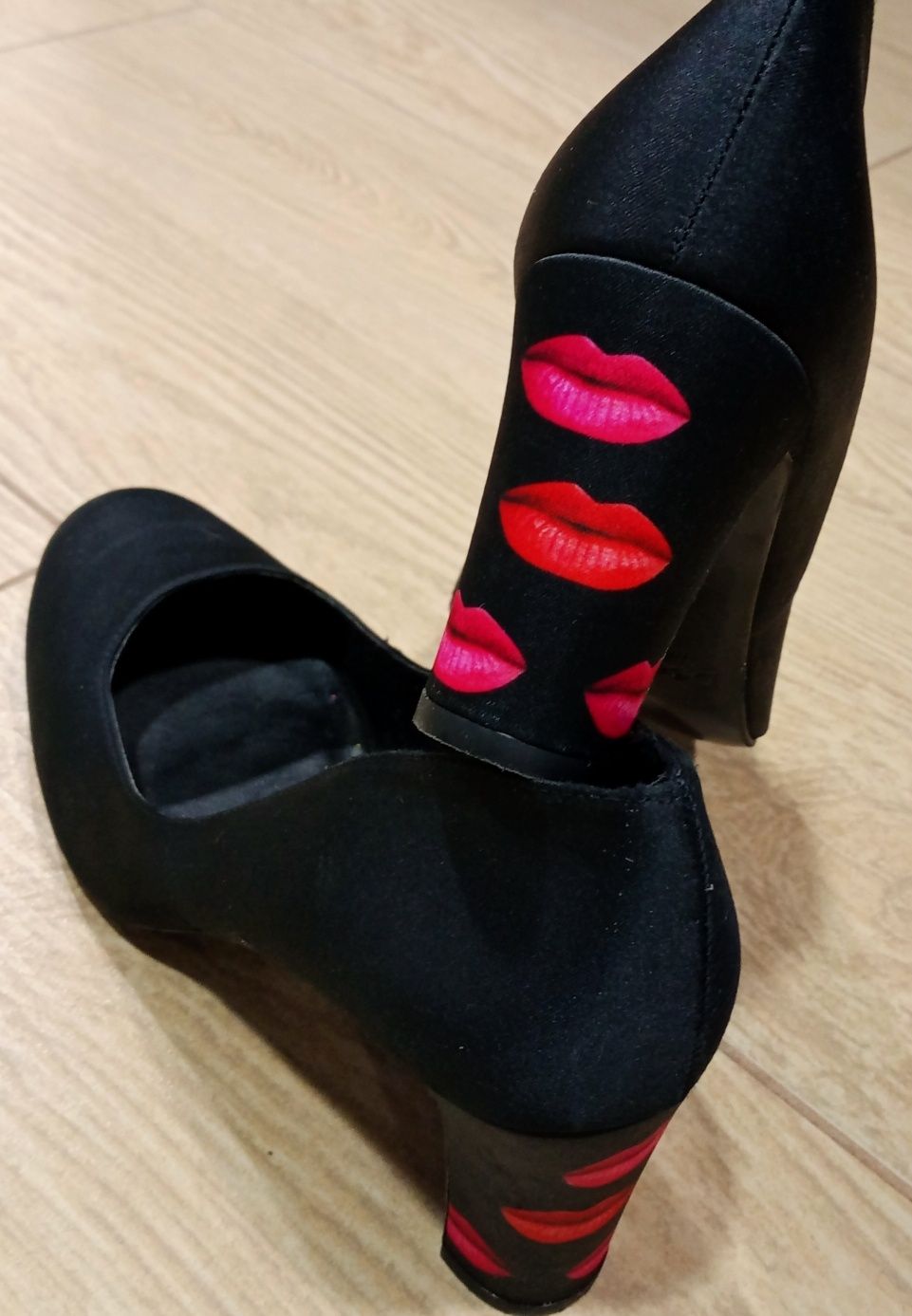 NOWE Czarne buty  z oryginalnym wzorem na obcasach.