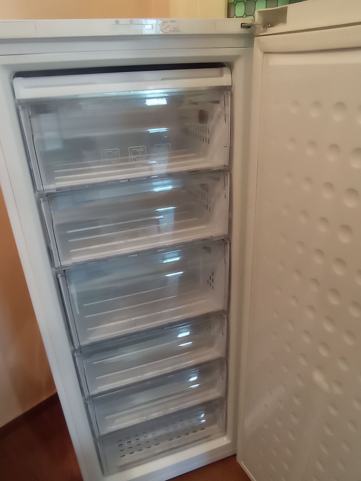Морозильна камера Beko.
