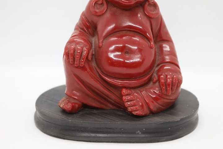 Buda Estatueta em Resina Sentado Tons de Vermelho com Base Preta 15 cm