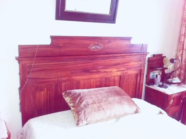 Antiguidade - mobília de quarto com embutidos em madre pérola