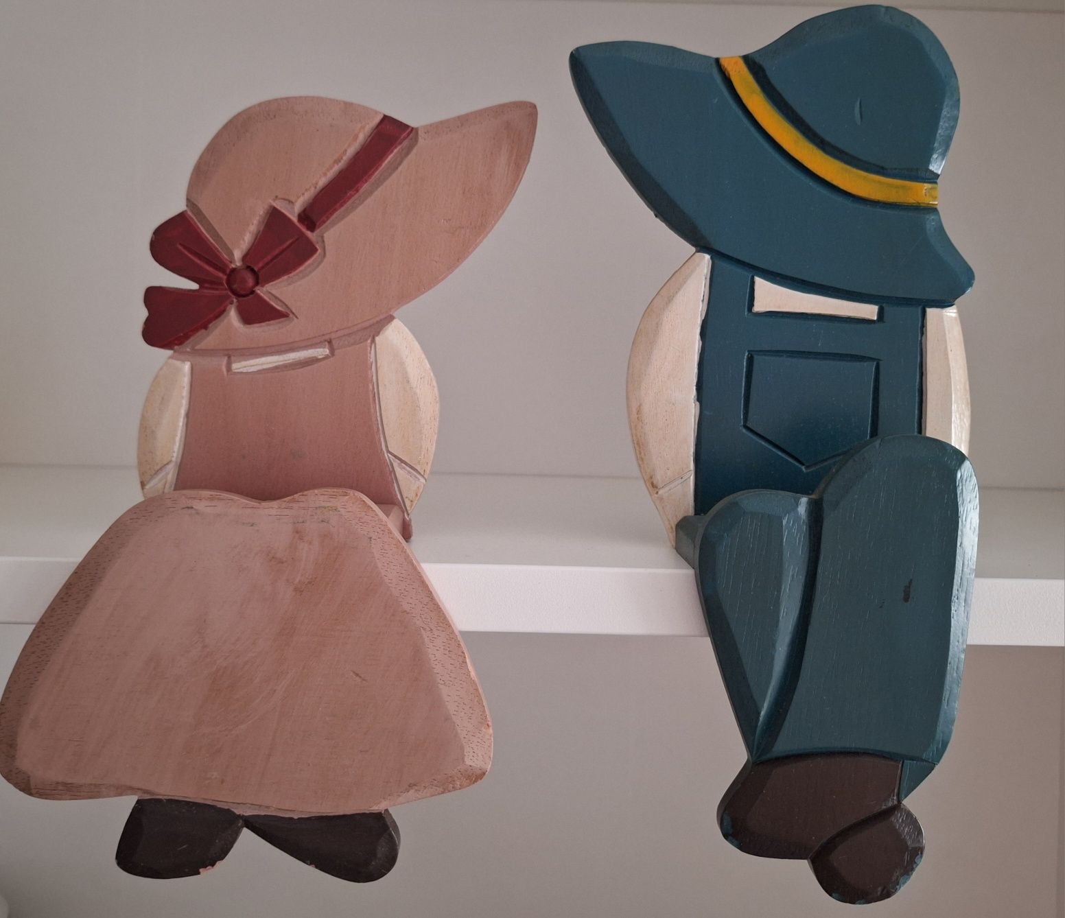Vintage malowane drewno rolnik chłopiec i dziewczyna w kapeluszach
