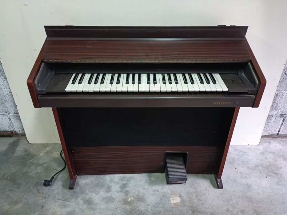 Móvel com órgão /piano MARCA BONTEMPI, antigo em madeira
A funcionar p