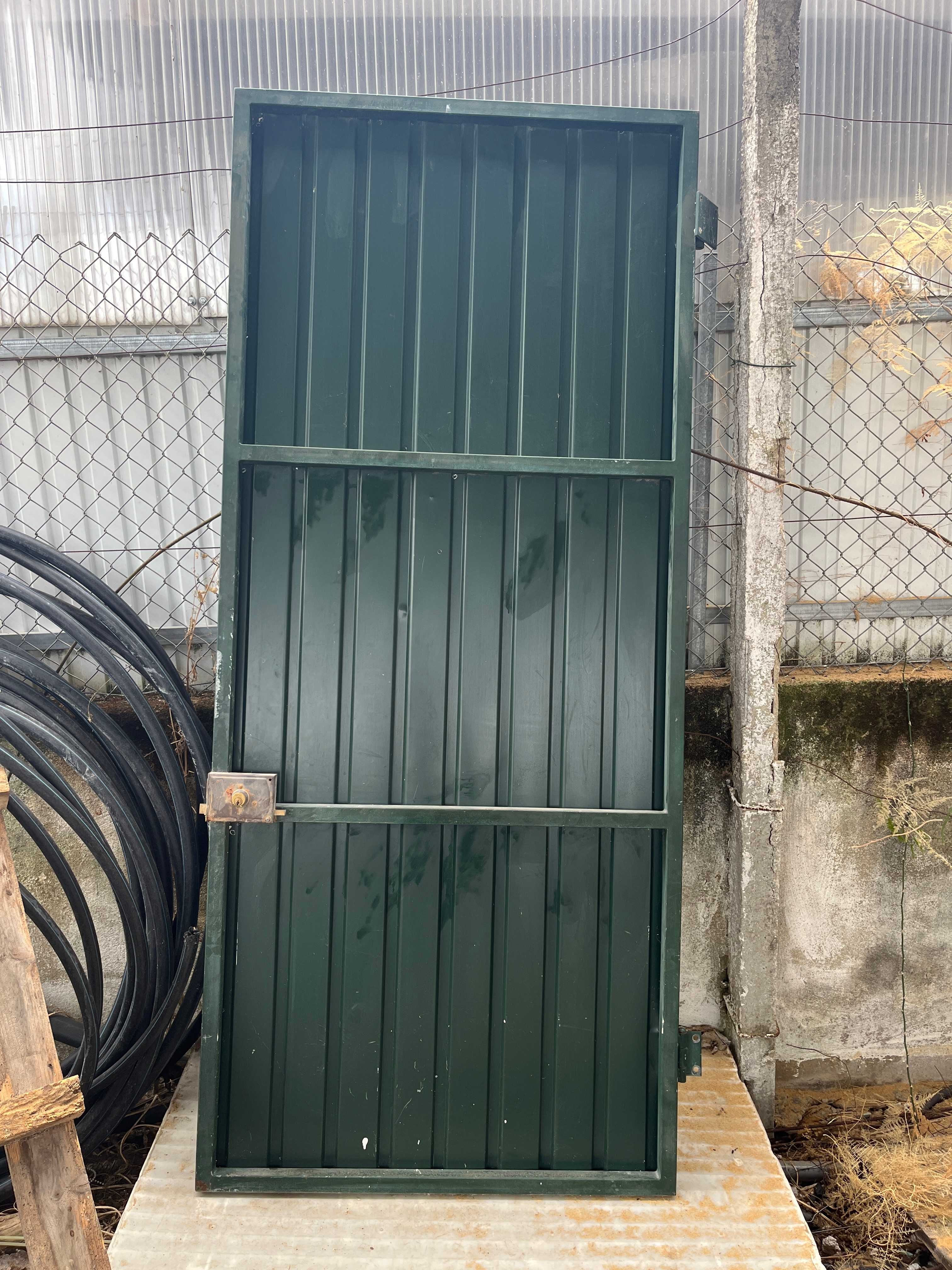Portão Metal Verde Ondulado (87cm x 2m)