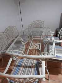 Mesa com cadeiras em metal