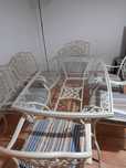 Mesa com cadeiras em metal