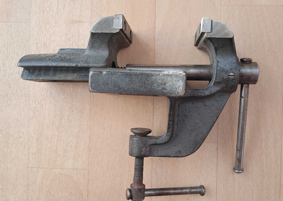 Zabytkowe solidne imadło stołowe z okresu PRL