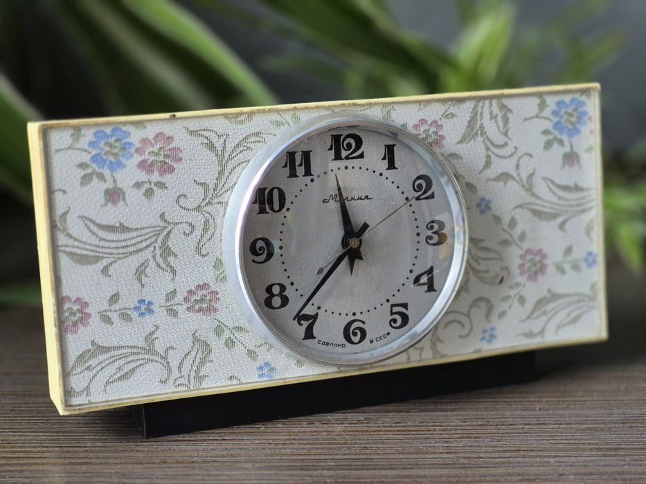 Stary nakręcany zegarek kominkowy Mołnia PRL sprawny