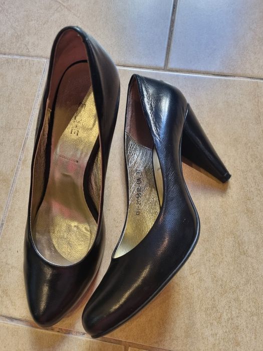 Туфлі на підборах з натуральної шкіри.