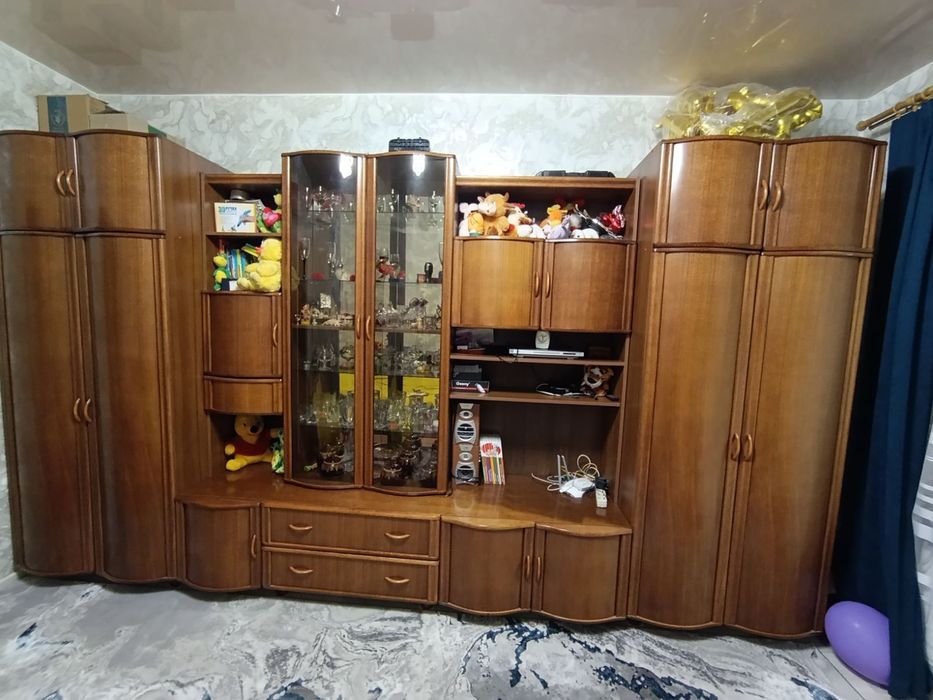 Стенка, горка-витрина, сервант, шкаф, шпон дуба.
Стенка, горка-в