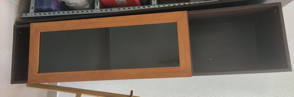 Estante de Parede com Porta de Vidro – Elegante e Funcional!