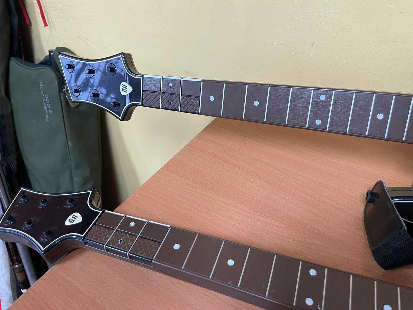 Zestaw do PlayStation 4 GUITAR HERO LIVE z 2 Gitarami