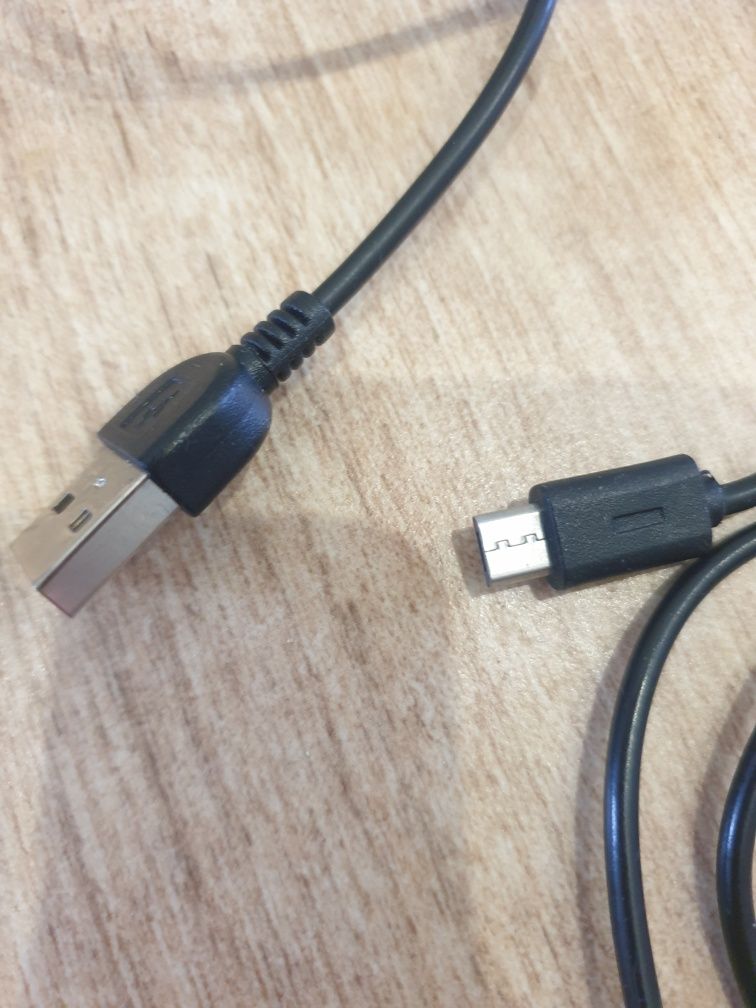 Różne słuchawki i kable USB