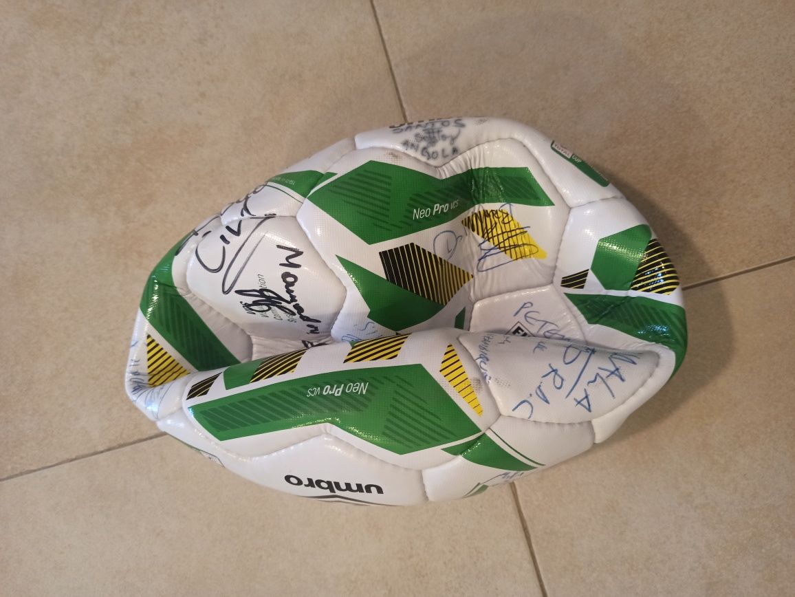 Bola futebol CAF Umbro autografada