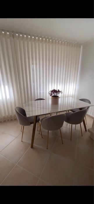 Mesa de jantar com tampo efeito marmore e pernas douradas