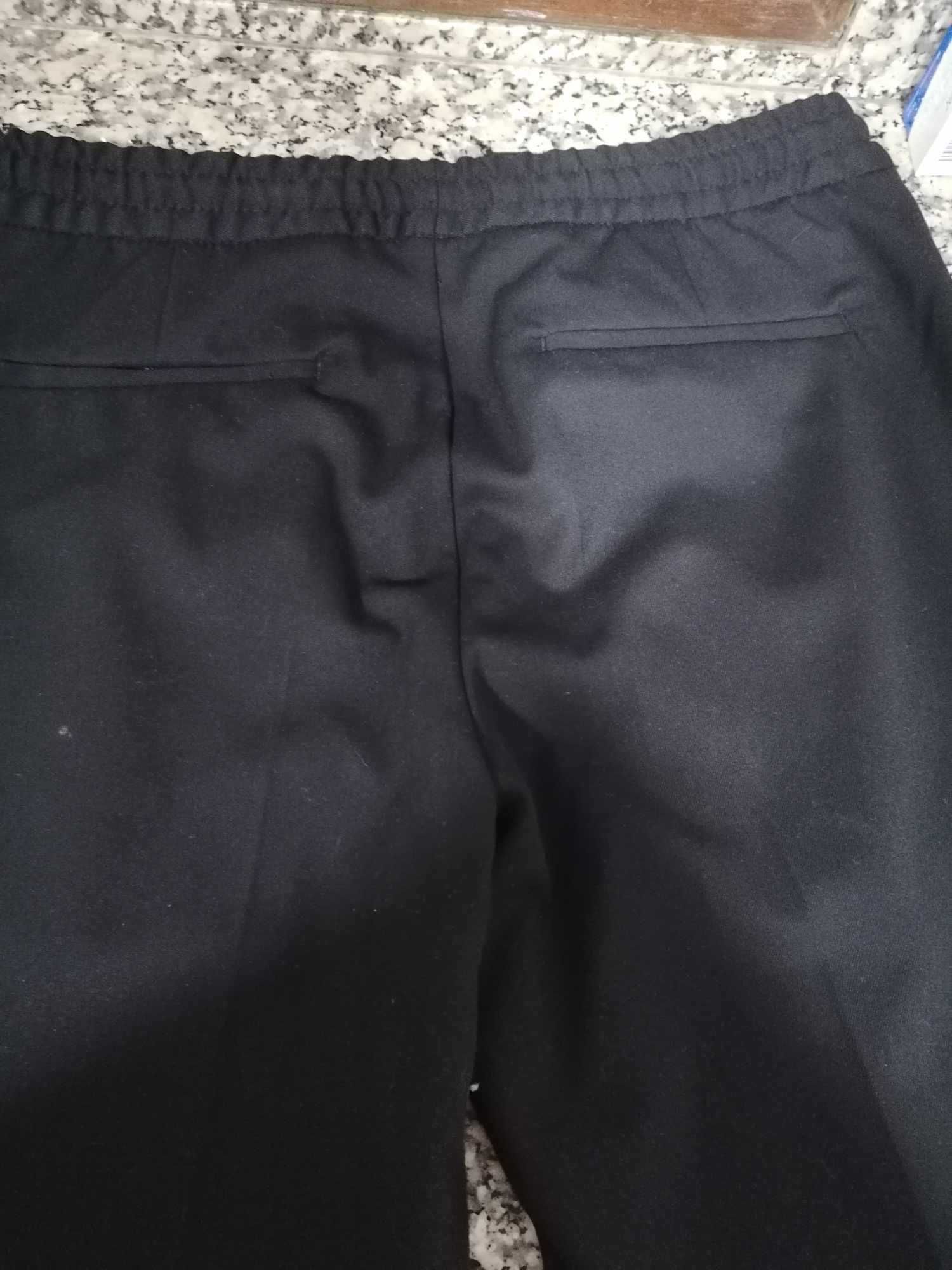 Calça preta de homem