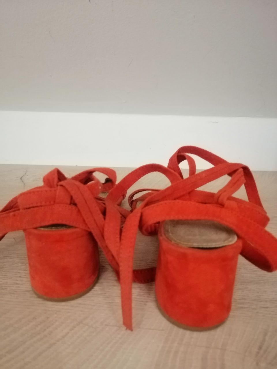 Pomarańczowe sandały na słupku wiązane