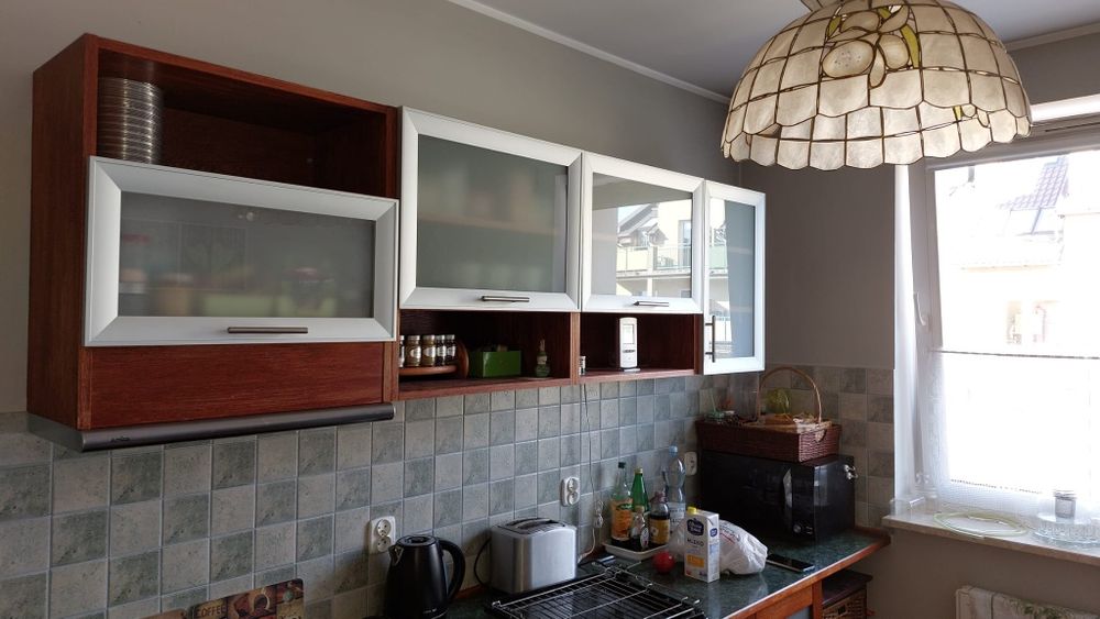 meble kuchenne z okapem stołem i krzesłami