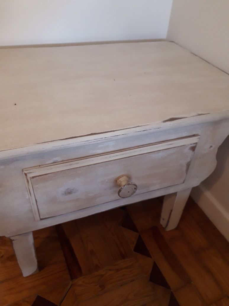 mesa de apoio pintada