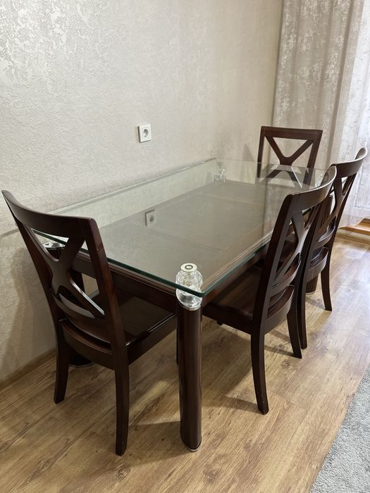 Кухонний стіл зі стільцями