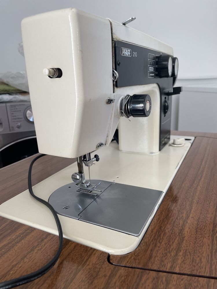 Maquina de Costura PFAFF 210 - Com Movel - Sem Avarias - Vintage