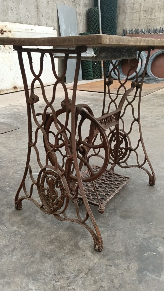 Mesa singer antiga