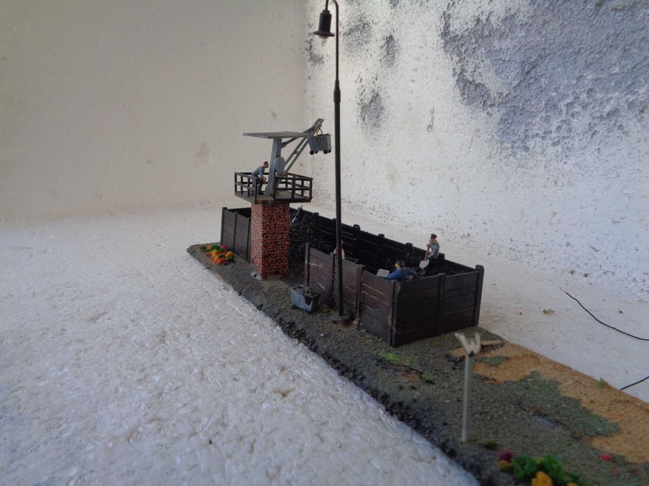 1:87 Deposito de carvão com grua e personagens
