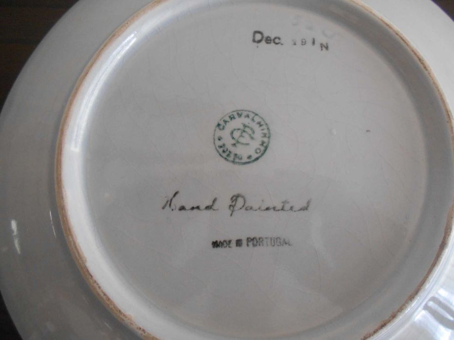 Bonito prato numerado e pintado à mão da extinta fábrica Carvalhinho.