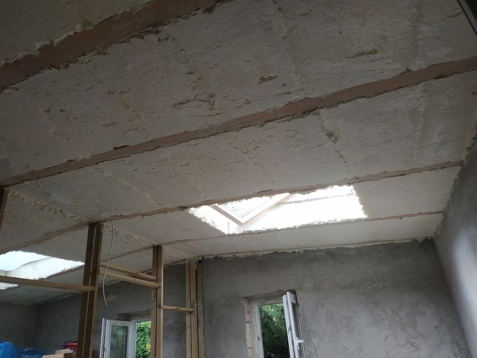 Ocieplanie pianką PUR dachu i poddasza - Izolacje natryskowe hal pianą